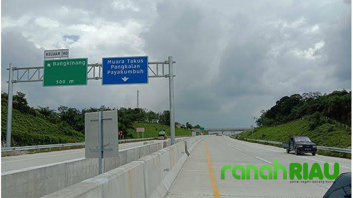 Sering lihat tapi tidak Mengerti? Ini Perbedaan warna papan Warna Hijau dan Biru pada Jalan Tol